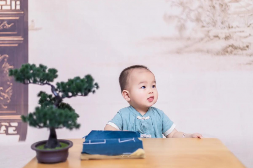 正定怀孕肚子中间凹两边凸